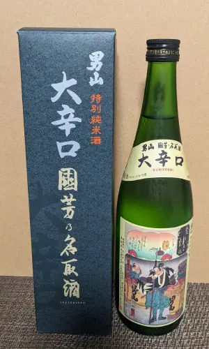 男山 特別純米酒 大辛口 国芳乃名取酒のラベルと化粧箱