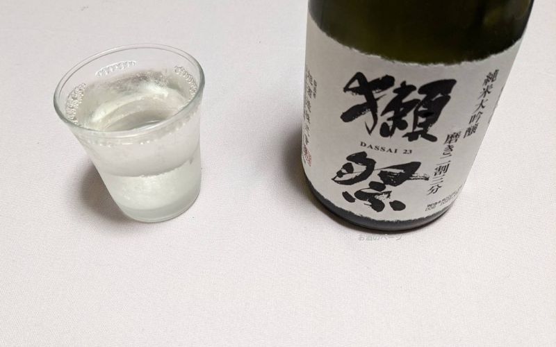 獺祭 純米大吟醸 磨き二割三分（720ml）をグラスに注いだ