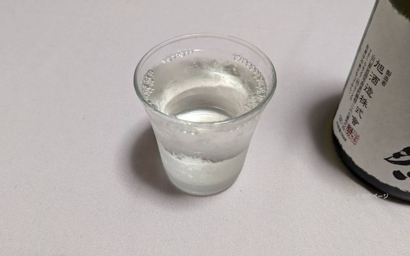 獺祭 純米大吟醸 磨き二割三分（720ml）をグラスに注いだアップ