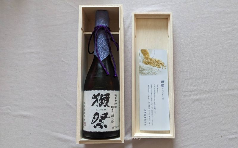 獺祭 純米大吟醸 磨き二割三分の化粧箱（木箱）の中身