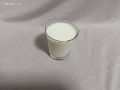 獺祭 純米大吟醸45 にごりスパークリングのオリで割った牛乳