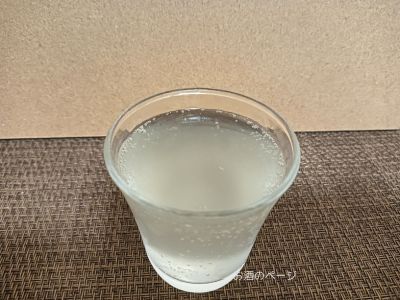 獺祭 純米大吟醸45 にごりスパークリング グラスに注いだ斜め上から