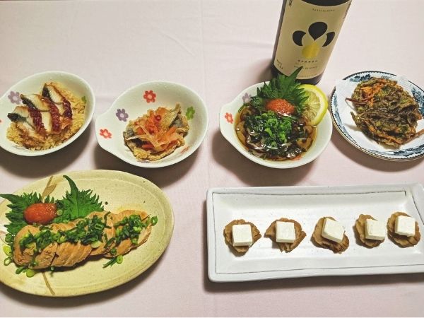 高清水純米大吟醸に合わせた、うなぎの混ぜご飯、アジの南蛮漬け、ナマコ酢、もずくの天ぷら、あん肝、いぶりがっこのクリームチーズのせ