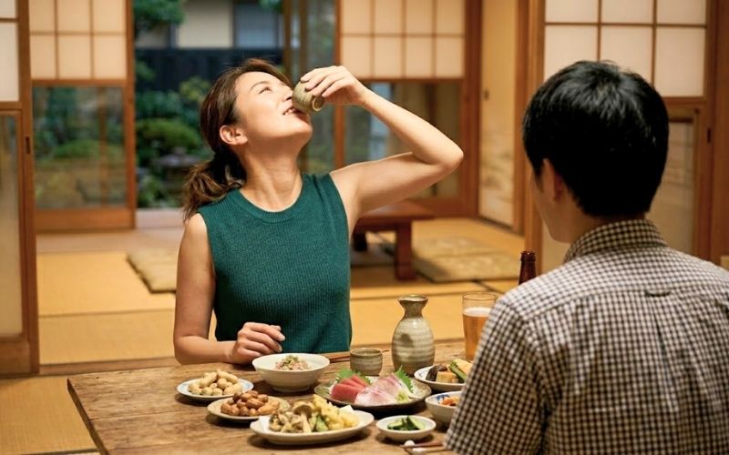 千葉の地酒とつまみで晩酌する夫婦