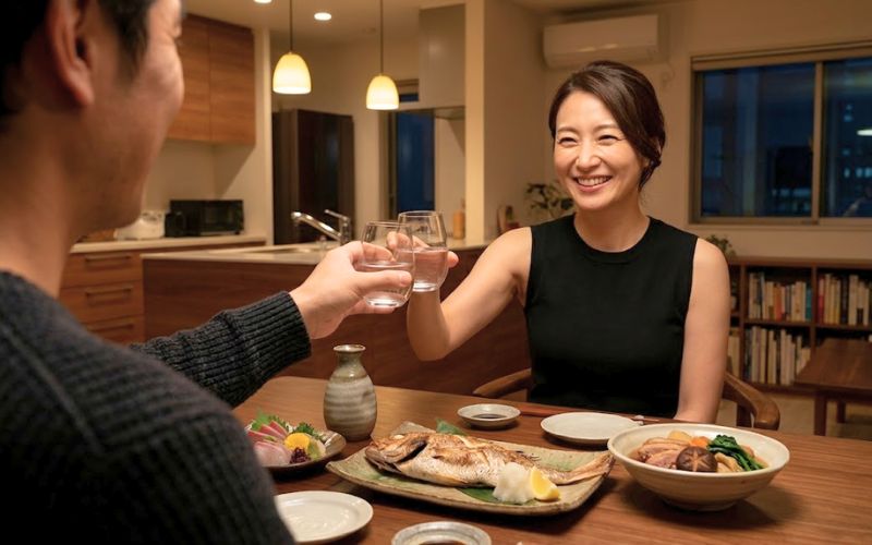 石川県の肴と地酒で晩酌を楽しむ夫婦