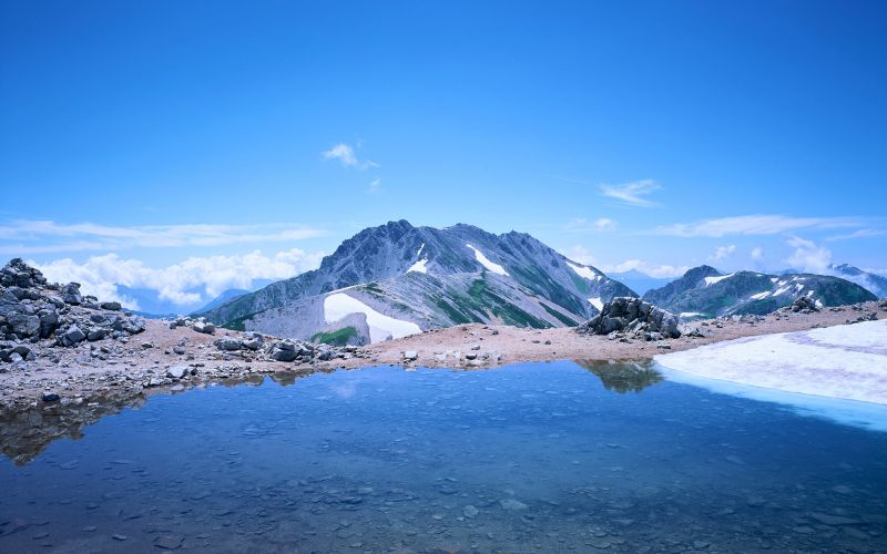 富山の酒造りに欠かせない立山連峰の伏流水。万年雪をイメージ